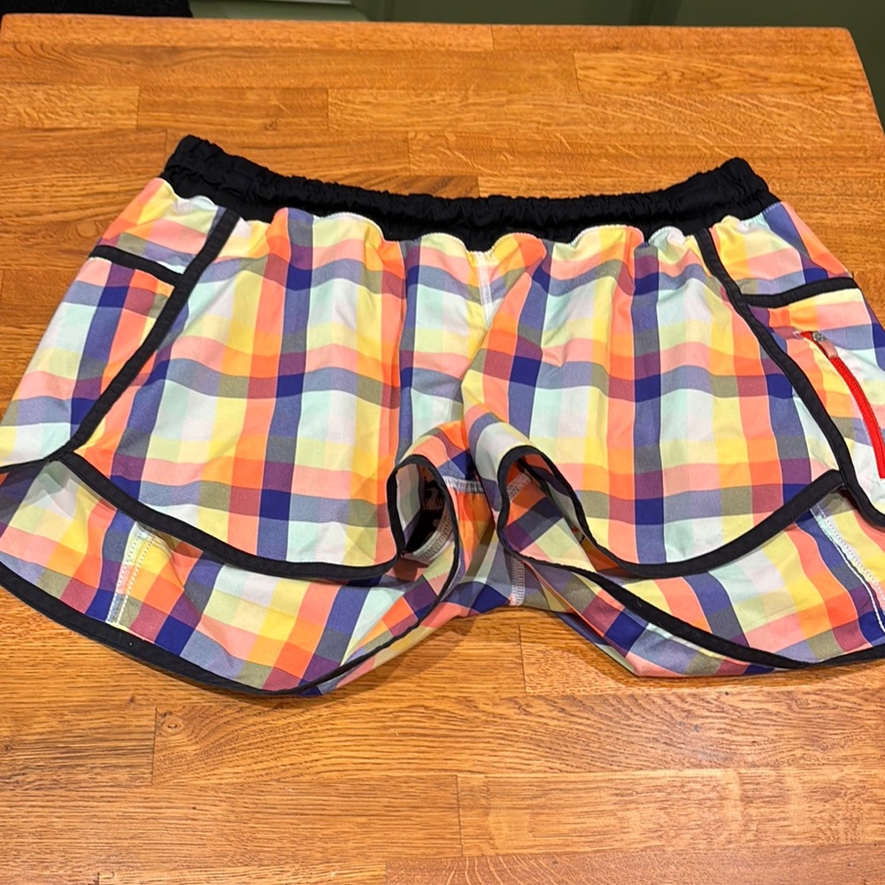 lululemon tracker mid rise 3 inch.